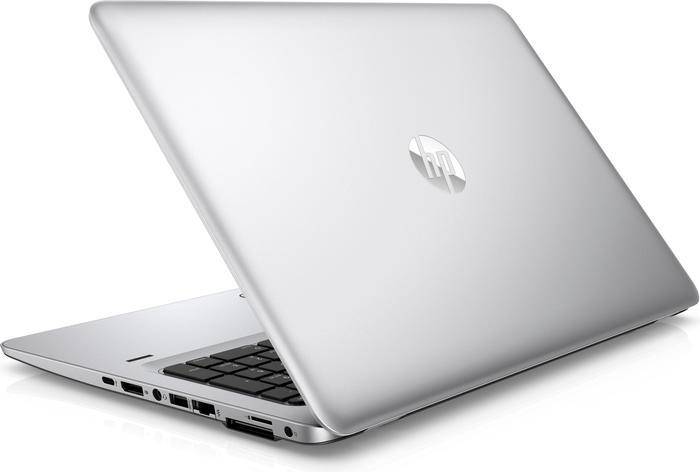 Ein silberner Laptop mit teilweise geöffnetem Deckel, der eine Seitenansicht der Tastatur und mehrere Anschlüsse an der linken Seite zeigt.