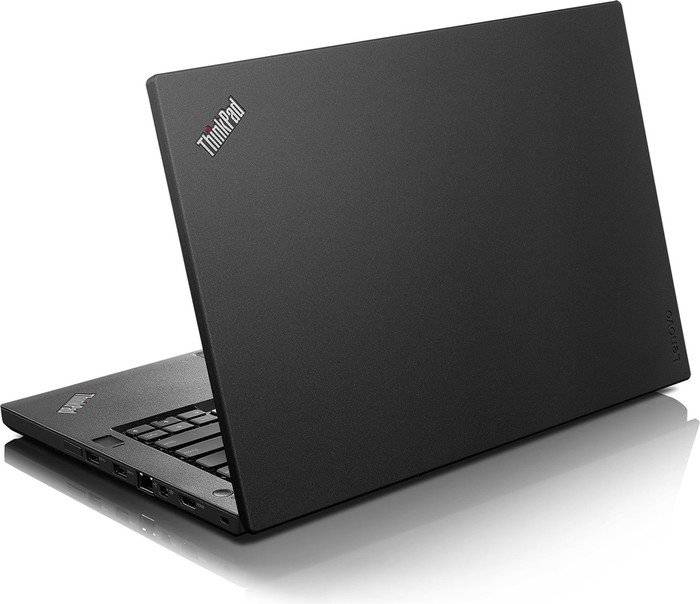 Ein schwarzer Laptop, halb geschlossen, auf dessen Deckel das 'ThinkPad' Logo zu sehen ist und dessen elegantes Design zur Geltung kommt.