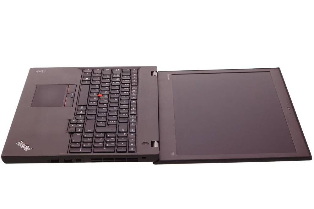 Ein schwarzer Laptop mit ausgeschaltetem Bildschirm, der eine vollständige QWERTZ-Tastatur und ein rotes Zeigegerät in der Mitte der Tastatur zeigt.