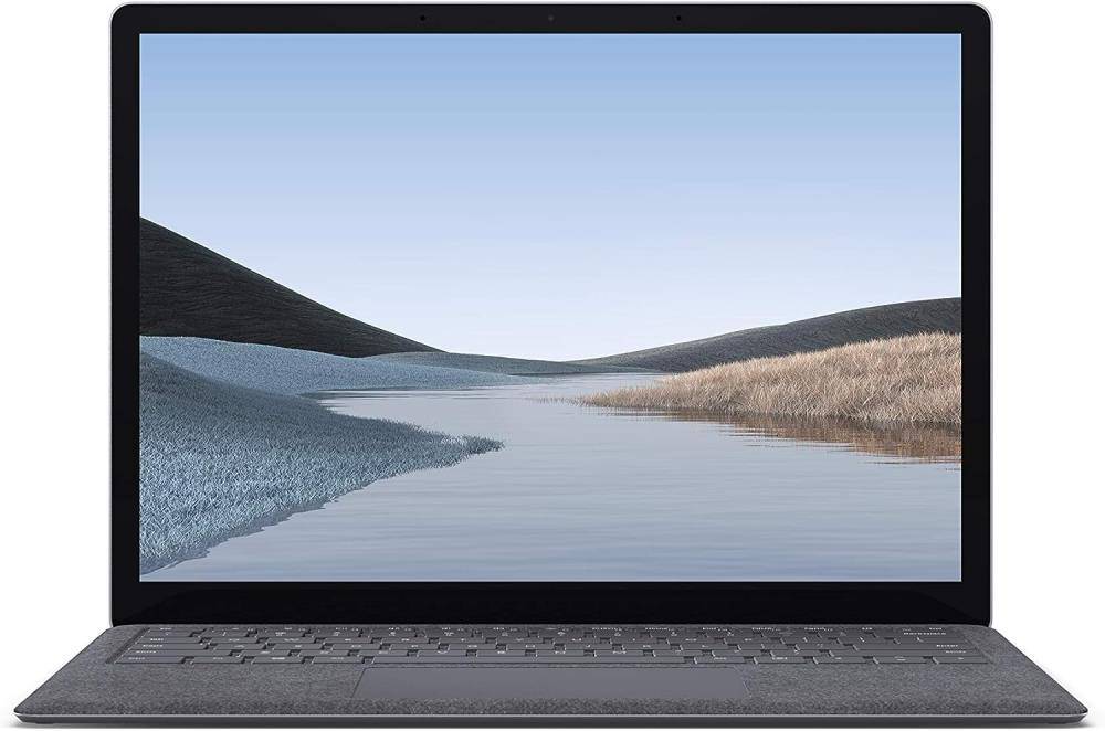 Ein Laptop-Bildschirm zeigt eine friedliche Landschaft mit einem Fluss, der zwischen grasigen Ufern unter einem klaren Himmel fließt.