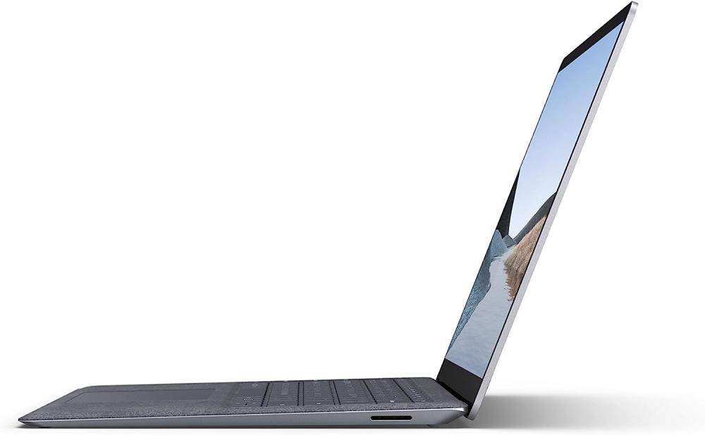 Ein Laptop mit geöffnetem Bildschirm, der eine Naturszene zeigt. Die Tastatur und das Seitenprofil sind sichtbar und betonen das schlanke Design.