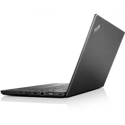 Ein schwarzer Laptop, leicht geöffnet, mit sichtbaren Anschlüssen an der Seite, darunter USB und VGA. Das Markenlogo ist in der rechten oberen Ecke des Deckels zu sehen.