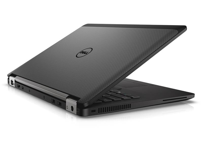 Ein schwarzer Laptop ist teilweise geöffnet und zeigt seinen strukturierten Deckel mit einem Logo. Der Laptop ist für geschäftliche Zwecke konzipiert, wobei mehrere Anschlüsse sichtbar sind.