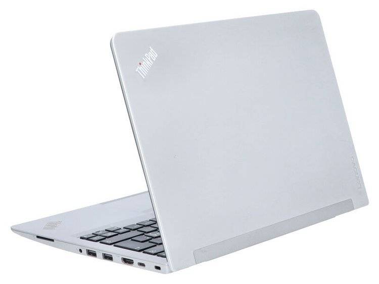 Ein silberner Laptop mit teilweise geöffnetem Deckel, der eine Tastatur zeigt. Auf der Rückseite befindet sich ein Logo in der oberen linken Ecke.