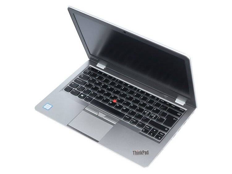 Ein silberner Laptop mit geöffnetem Bildschirm und schwarzer Tastatur mit rotem Trackpoint.
