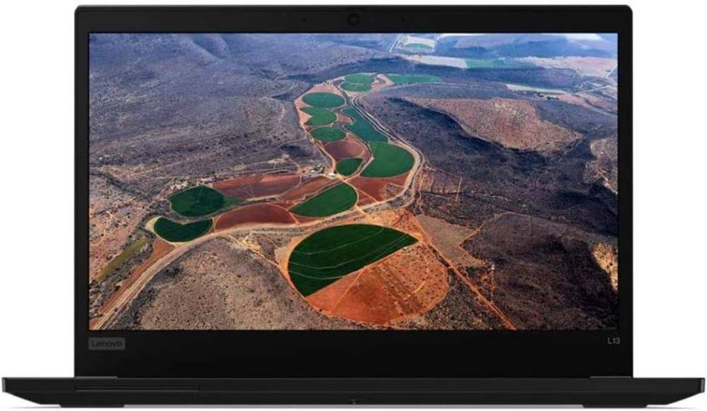Luftaufnahme eines Laptop-Bildschirms, der eine trockene Landschaft mit kreisförmigen Bewässerungsfeldern zeigt, mit kontrastierenden grünen und braunen Flächen.