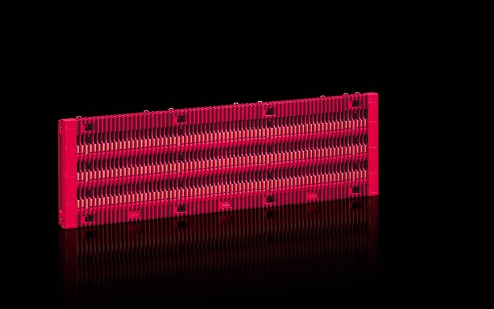 Ein rotes rechteckiges Objekt in einem 3D-Gitternetzmusters vor einem schwarzen Hintergrund. Das Objekt ist symmetrisch und gleichmäßig angeordnet.