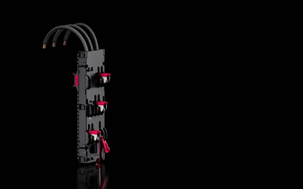 Eine schwarze mechanische Komponente mit mehreren roten Schaltern und Kabeln, vor einem schwarzen Hintergrund, die ihr Design und ihre Eigenschaften präsentiert.