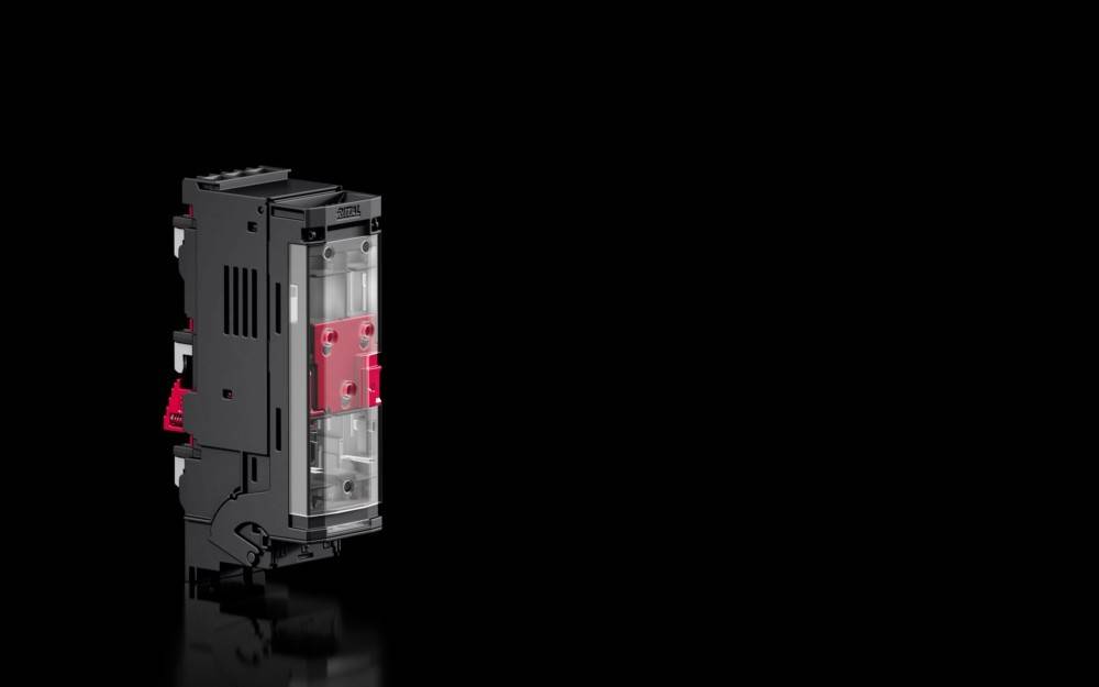 Ein schwarzes und transparentes mechanisches Gerät vor einem schwarzen Hintergrund, mit einem roten Akzent in seinem Zentrum.