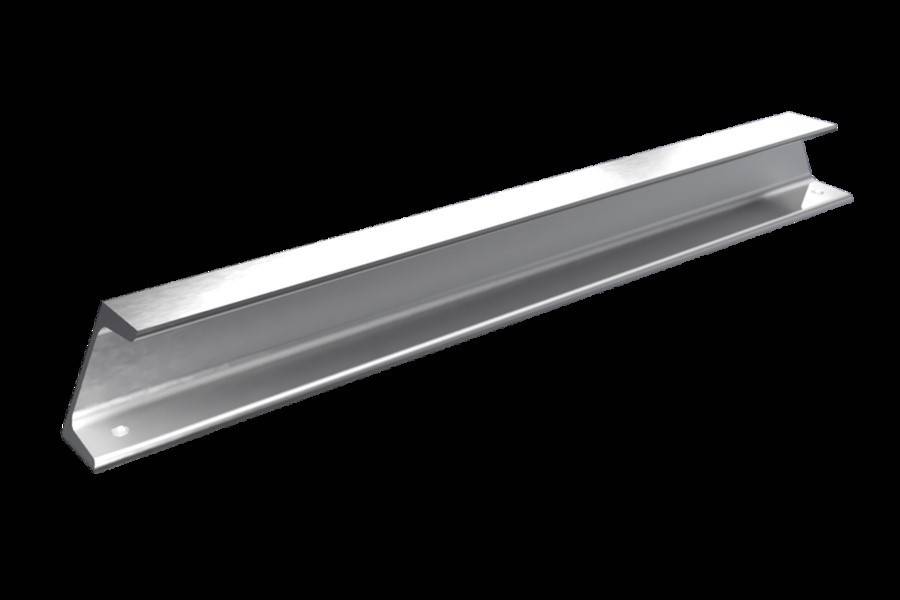 Ein silberner Metallkanal mit U-förmigem Design vor einem schwarzen Hintergrund, möglicherweise für strukturelle oder industrielle Zwecke verwendet.