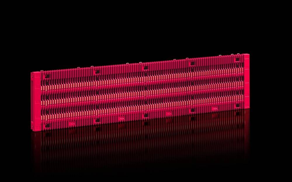 Ein geometrisches Muster aus gestapelten roten und rosa treppenartigen Strukturen auf einem schwarzen Hintergrund, das ein Gefühl von Tiefe und Wiederholung erzeugt.