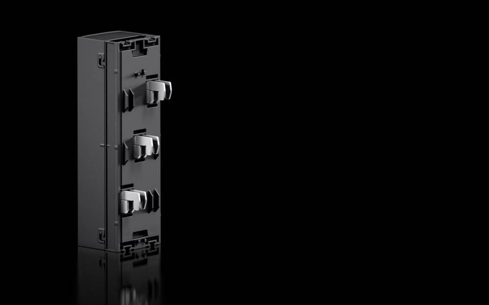 Ein schlankes, rechteckiges schwarzes elektronisches Gerät mit zwei übereinander angeordneten USB-Anschlüssen auf einer reflektierenden schwarzen Oberfläche. Es wirkt modern und kompakt.