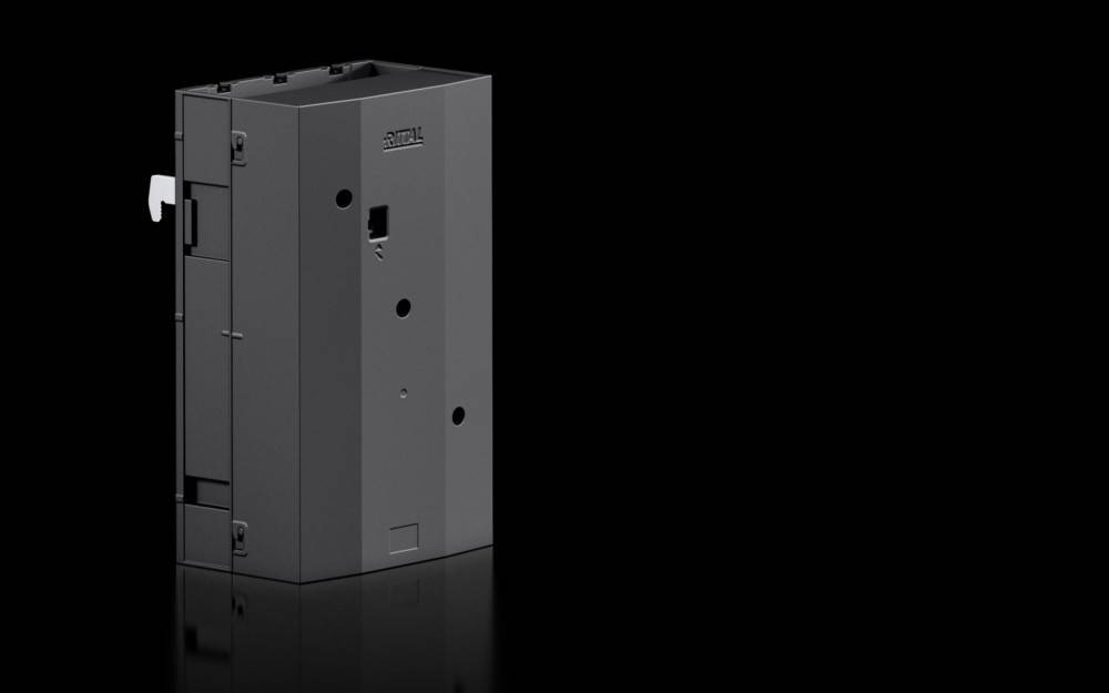 Ein graues elektrisches Gerät mit Schraubenöffnungen, das mit 'EasyCal' beschriftet ist und wahrscheinlich ein Gehäuse für Kalibrierungsausrüstung darstellt, vor einem dunklen Hintergrund.