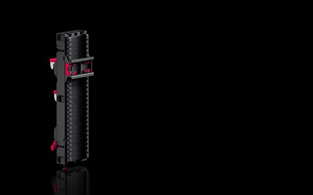 Ein schwarzes, vertikales Kontrollpanel mit einem roten Hebel auf schwarzem Hintergrund, was industrielle oder technische Ausrüstung andeutet.