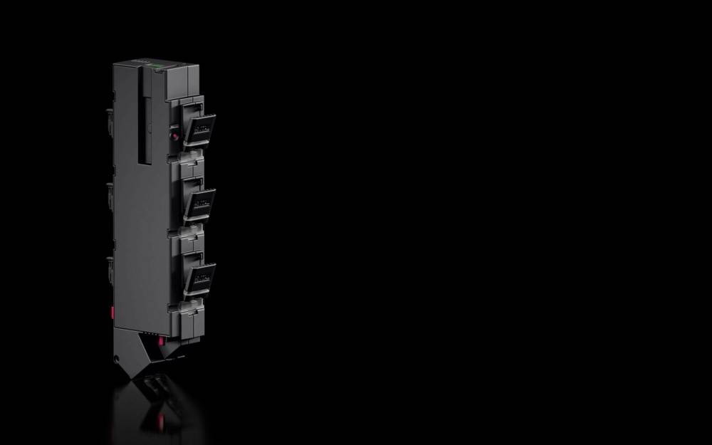 Ein schwarzes modulares elektronisches Gerät mit mehreren Steckplätzen und Anschlüssen, das vor einem dunklen Hintergrund positioniert ist.