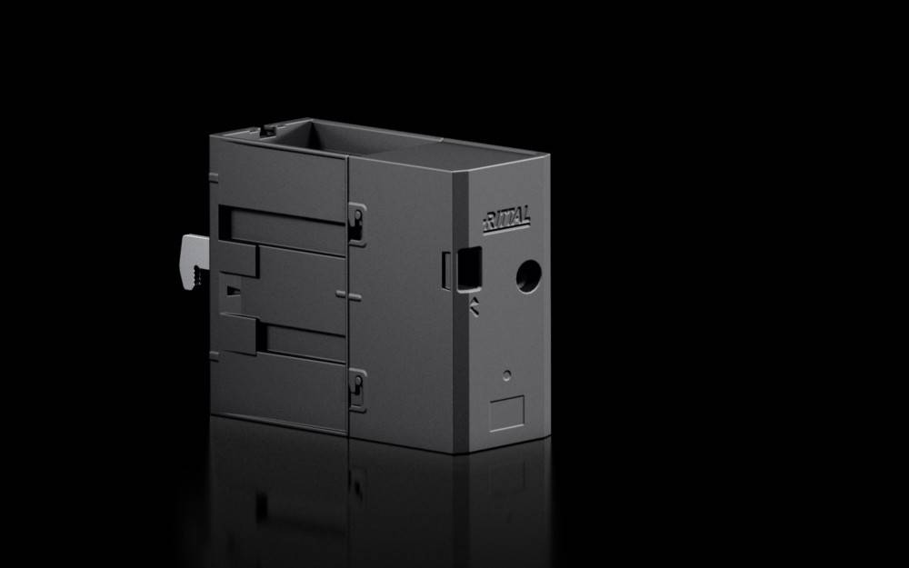 Eine schwarze, kastenförmige elektronische Gehäuse mit einem seitlichen Schnellverschluss und dem 'RITTAL' Logo an der Seite, verwendet zur Unterbringung von elektrischen Komponenten.