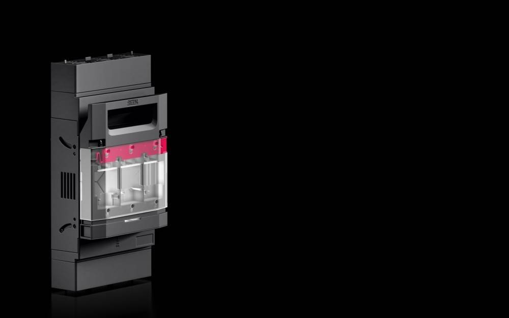 Eine Komponente eines 3D-Druckers in einem teilweise transparenten Gehäuse, die interne Mechanismen vor einem schwarzen Hintergrund zeigt.