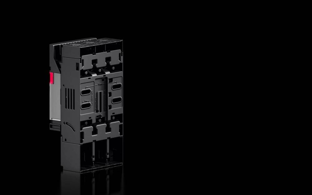 Ein schwarzes elektronisches Gerät mit mehreren Anschlüssen wird vor einem dunklen Hintergrund präsentiert und betont damit sein vielseitiges Design.