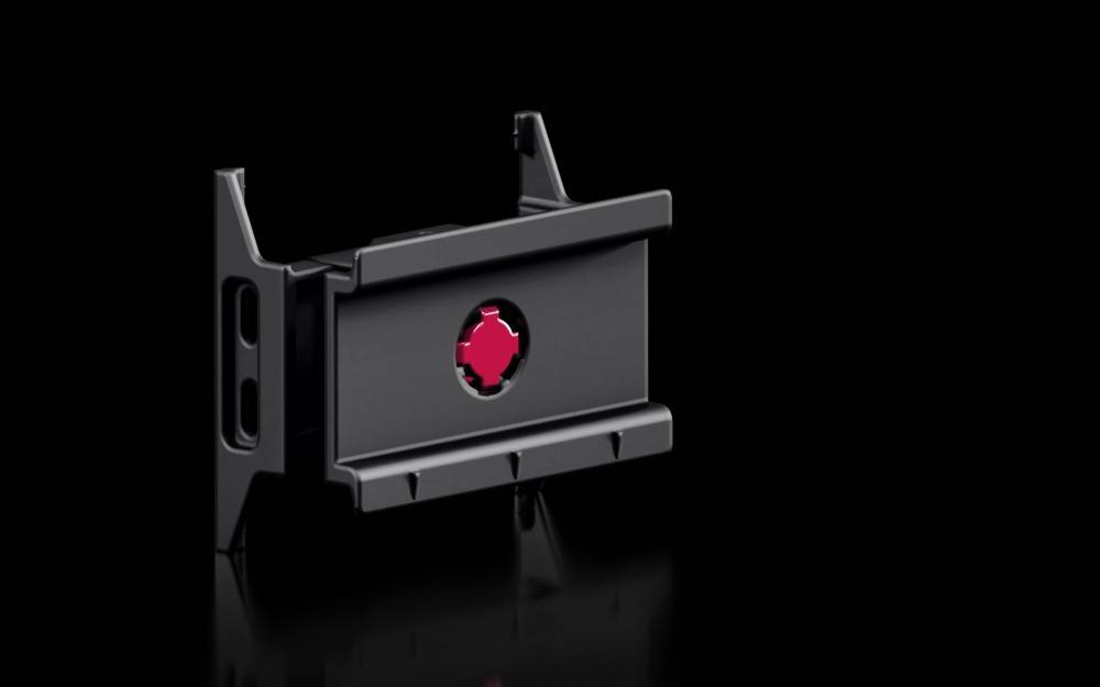 Eine schwarze Wandhalterung mit einem zentralen roten, zahnradförmigen Design, die vor einem schwarzen Hintergrund gezeigt wird.