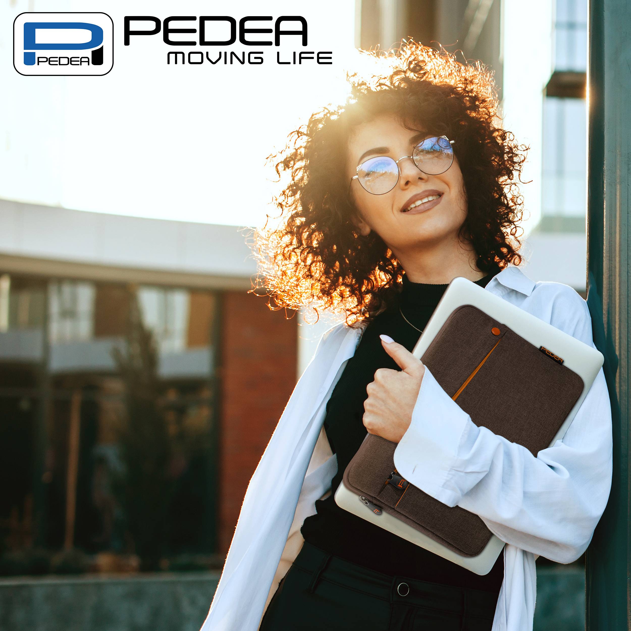 Eine Person mit Sonnenbrille lächelt, während sie ein Tablet hält. Das Logo 'PEDEA Moving Life' befindet sich in der oberen linken Ecke. Im Hintergrund ist ein Gebäude zu sehen.
