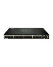 Ein schwarzer Netzwerk-Switch mit 48 Ethernet-Anschlüssen und zwei zusätzlichen Anschlüssen auf der rechten Seite.