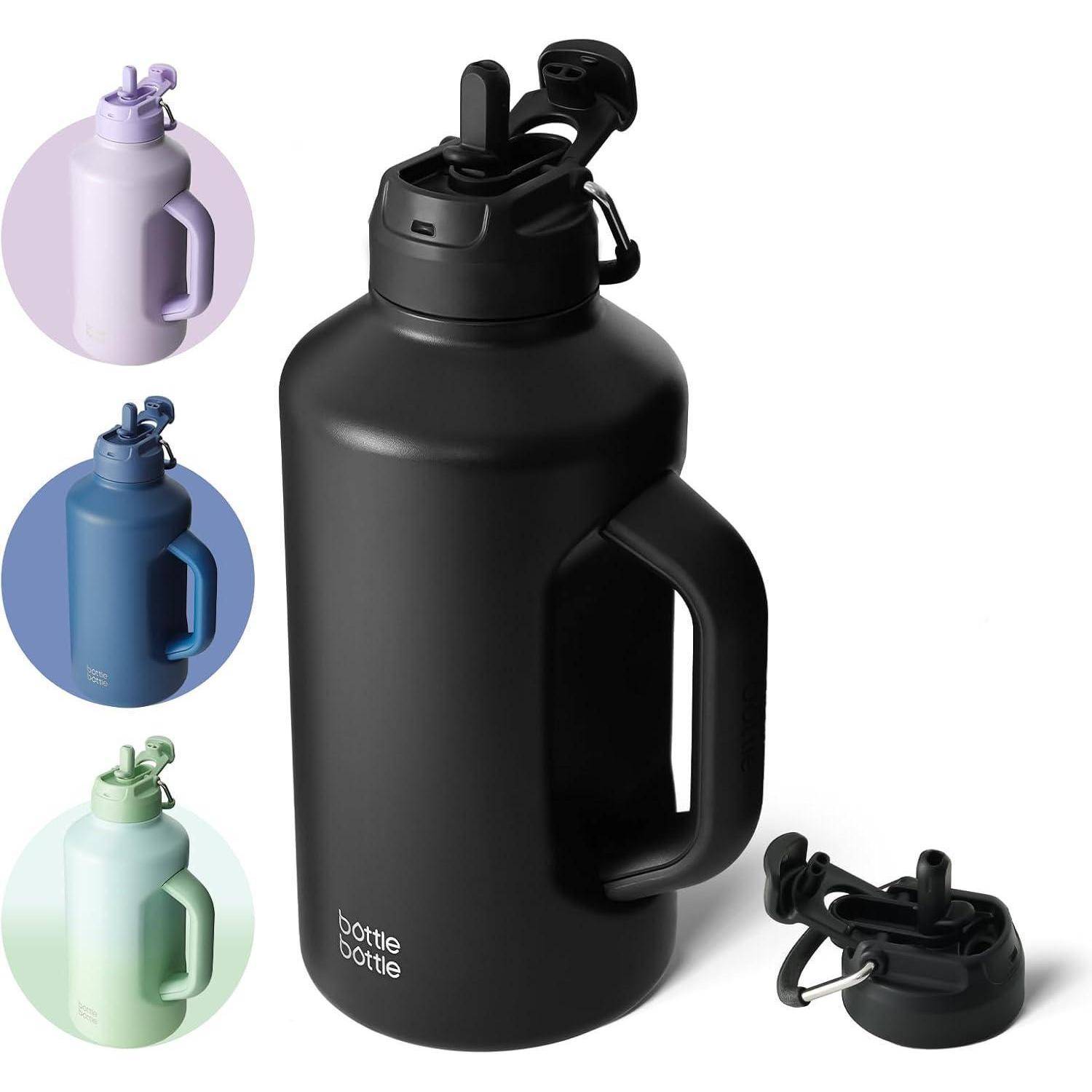 Eine große schwarze Wasserflasche mit Griff und Klappdeckel wird gezeigt. Eingesetzte Kreise zeigen zusätzliche Flaschenfarben: Lila, Blau und Mint.