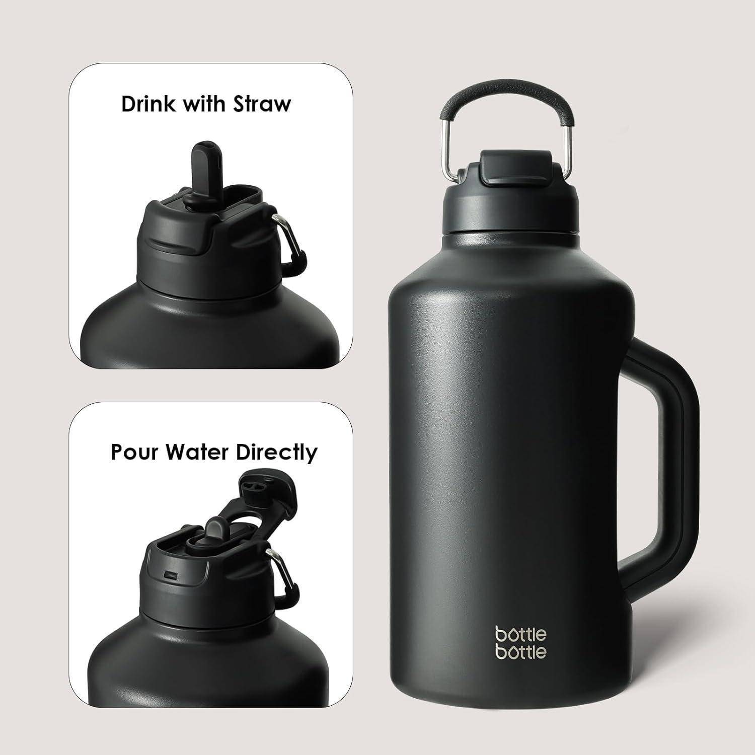 Eine matte schwarze Flasche mit Henkel und zwei Deckeln: einer mit Trinkhalm zum Trinken, der andere zum direkten Einschenken. Branding liest sich als 