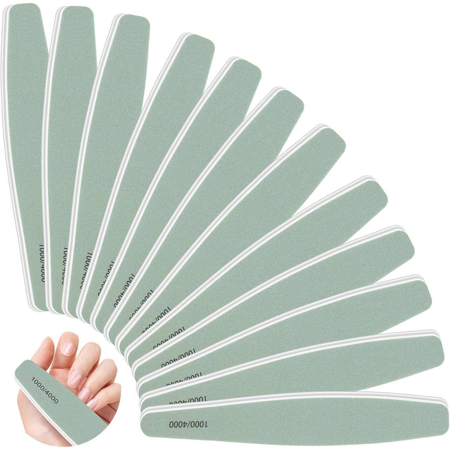 Ein fächerförmiges Set von Nagelfeilen mit aufsteigenden Körnungen von 100 bis 4000, das eine Reihe von Möglichkeiten zum Polieren von Nägeln demonstriert.