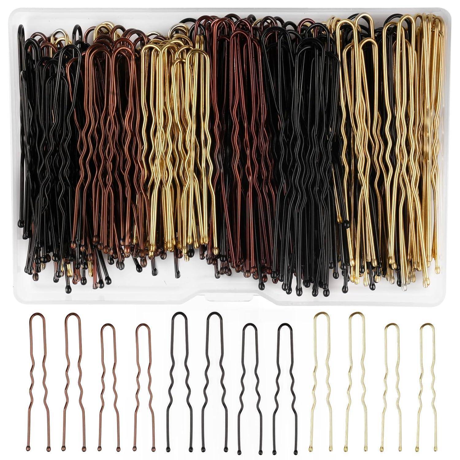 Ein weißes Tablett, gefüllt mit schwarzen, goldenen und braunen Haarspangen, die in ordentlichen Reihen angeordnet sind, mit passenden Haarspangen, die unterhalb des Tabletts ausgestellt sind.