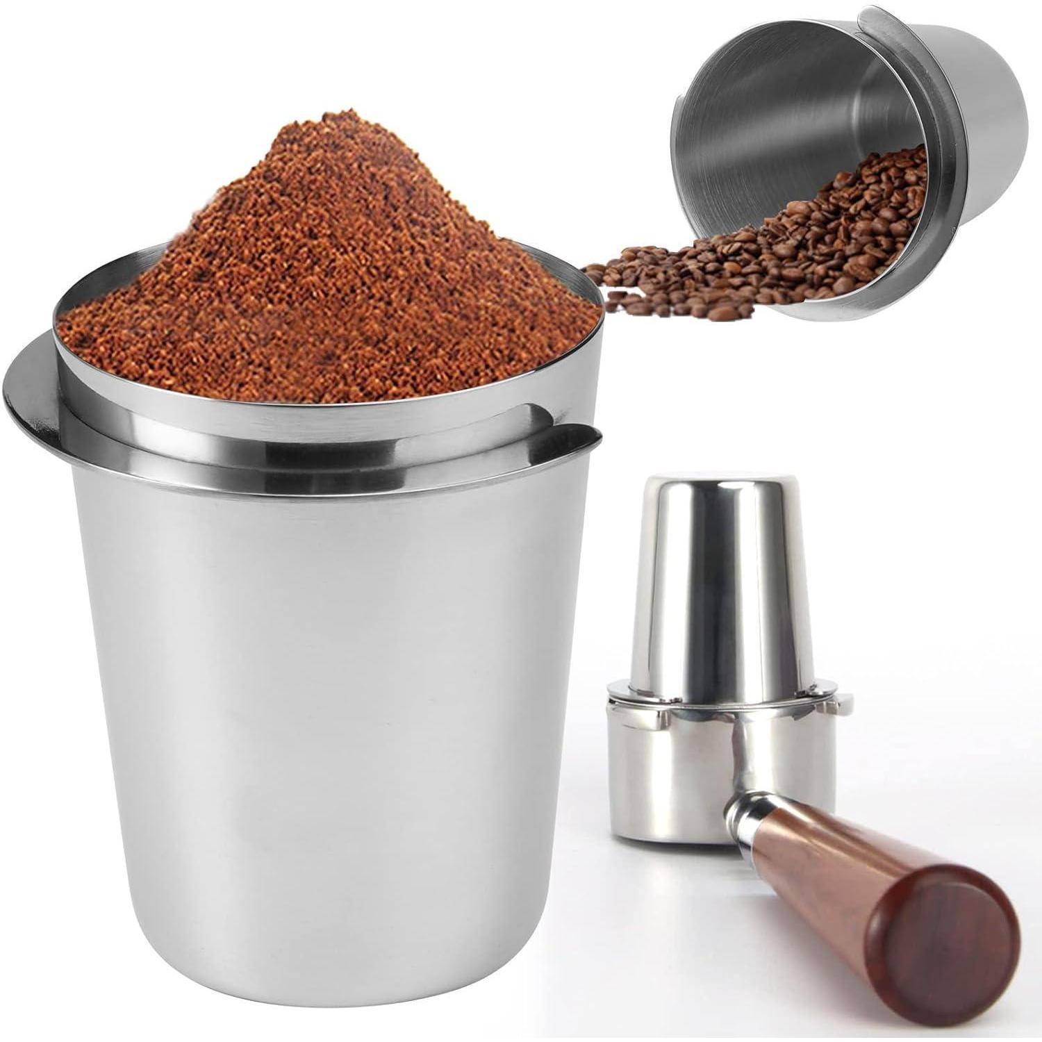 Eine Kaffeemühle aus Metall mit Kaffeebohnen im oberen Bereich und gemahlenem Kaffee darunter, neben einem Tamper mit Holzgriff.