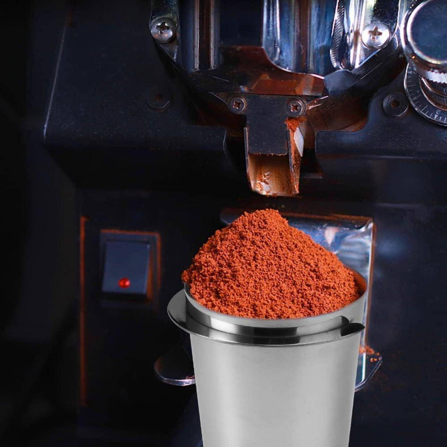 Gemahlener Kaffee wird aus einer Kaffeemühle in einen Metallbehälter abgefüllt und ist bereit zum Brühen.