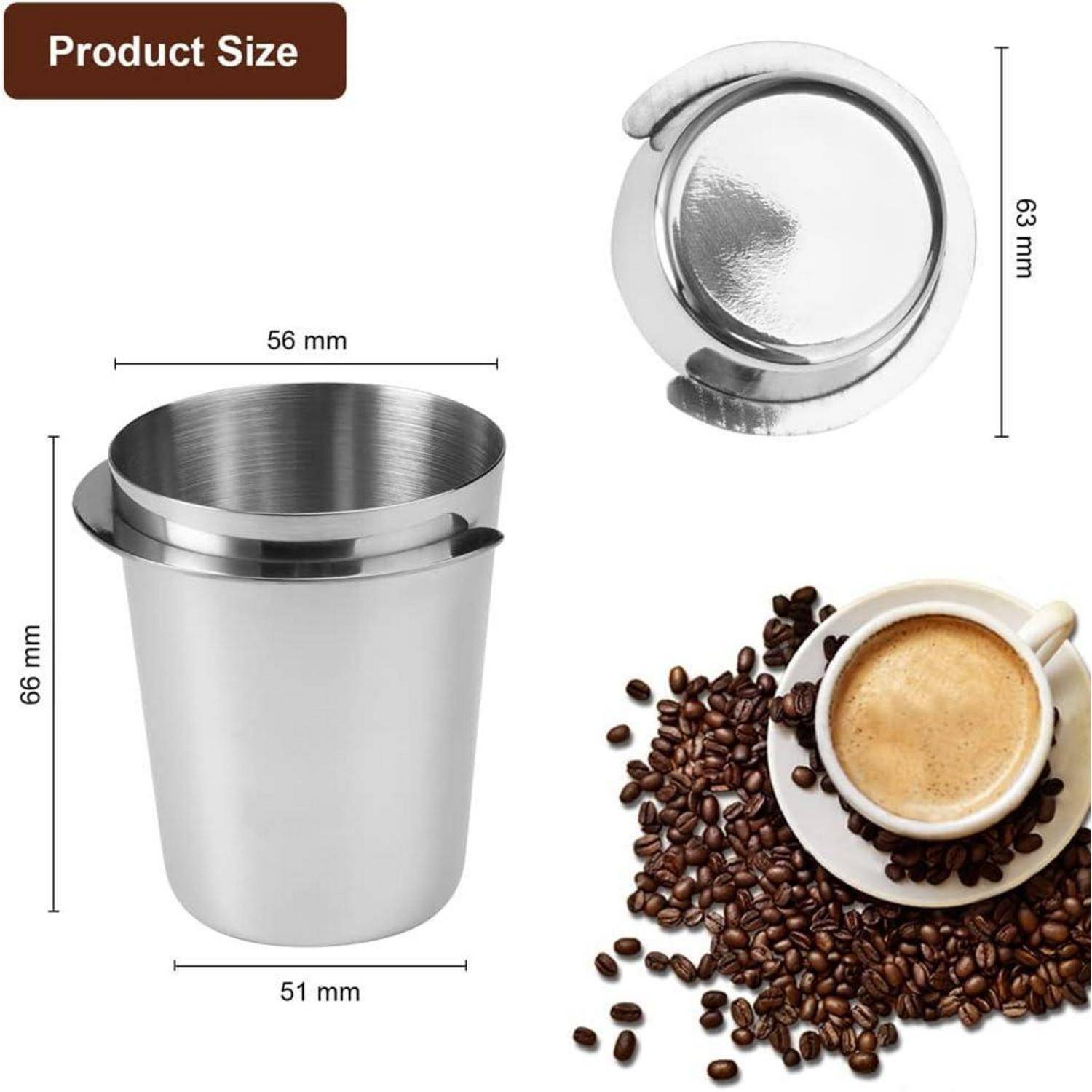 Edelstahl-Kaffeeklopfer mit Abmessungen: 56 mm Durchmesser, 66 mm Höhe, 63 mm Deckel. Neben einem Espresso und Kaffeebohnen präsentiert.