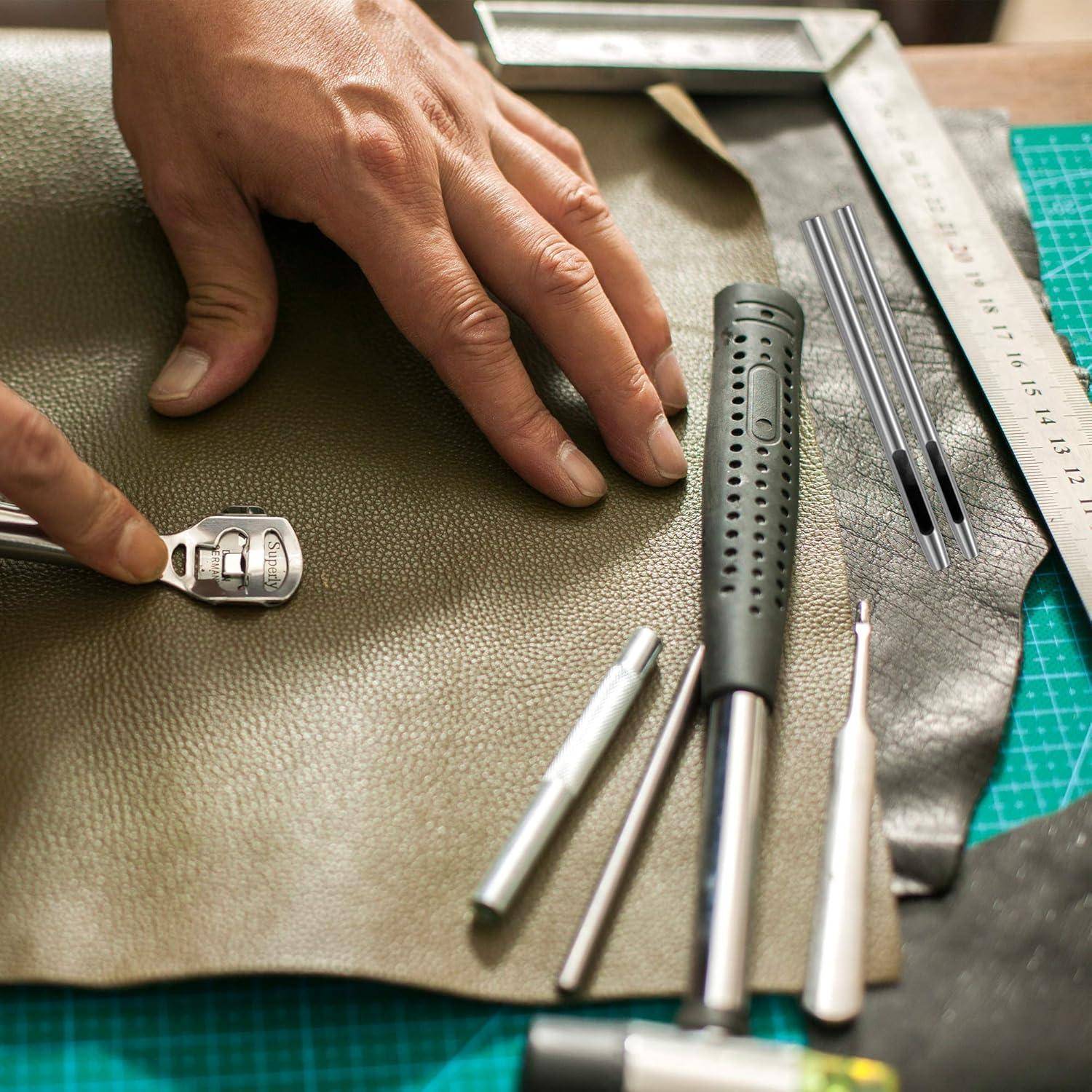 Eine Hand einer Person arbeitet mit Leder- und Metallwerkzeugen, darunter ein Cutter und ein Ahle, auf einer Werkbank und deutet auf ein Ledercrafting-Projekt hin.