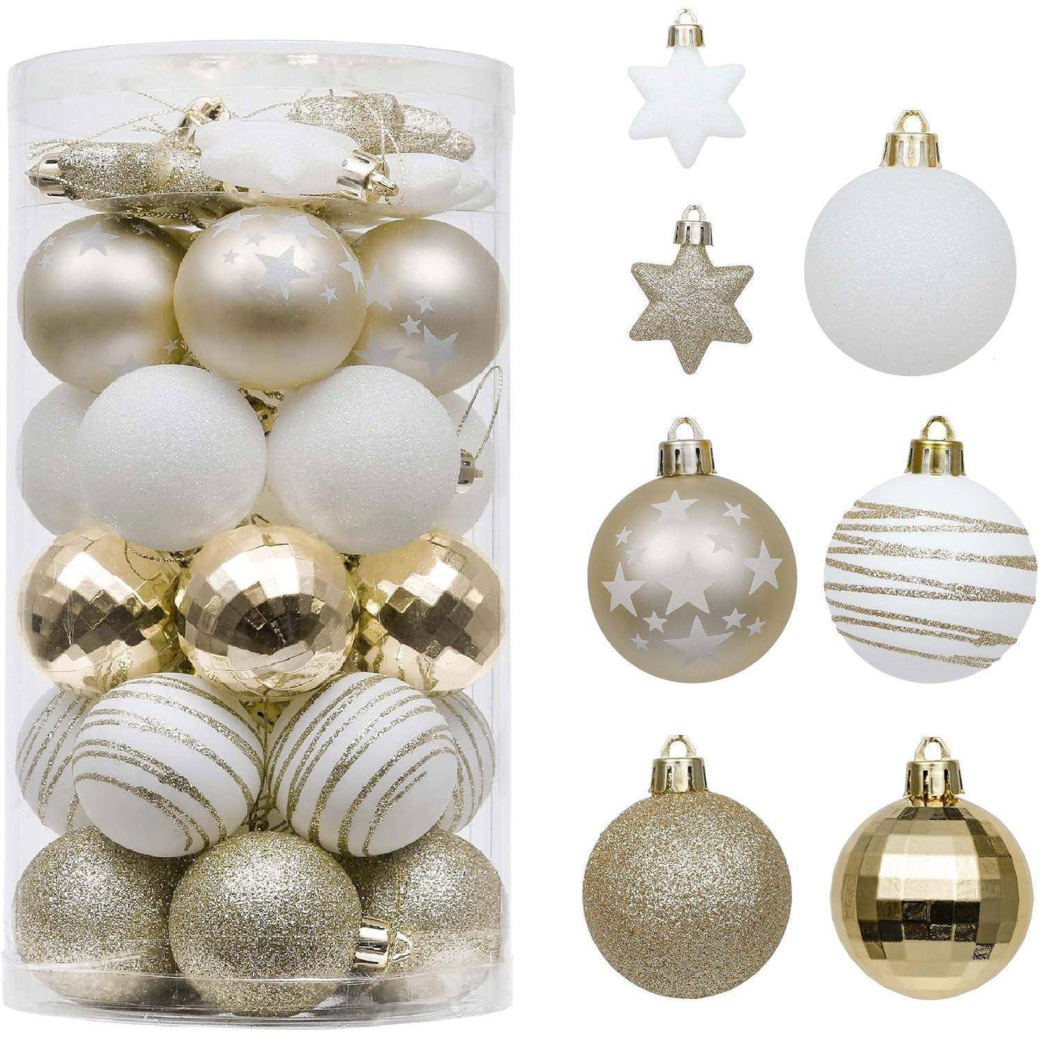 Goldene und weiße Weihnachtsornamente in verschiedenen Formen: Kugeln, Sterne, Baumspitzen, mit Streifen und Glitzer, in einem durchsichtigen Behälter ausgestellt.