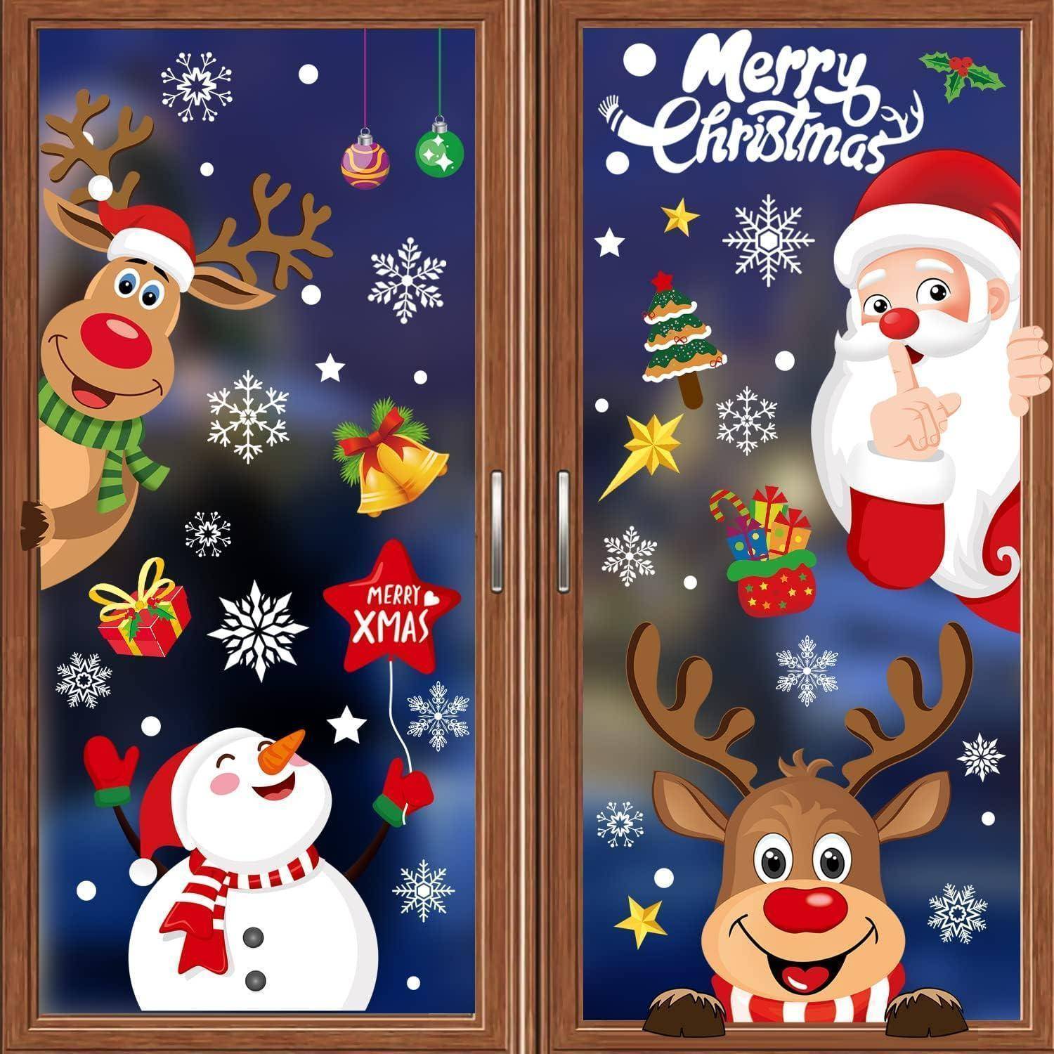 Eine festliche Szene zeigt den Weihnachtsmann und ein Rentier, die aus einem verschneiten Fenster herausschauen, umgeben von Weihnachtsschmuck, Geschenken, Schneeflocken und dem Text 