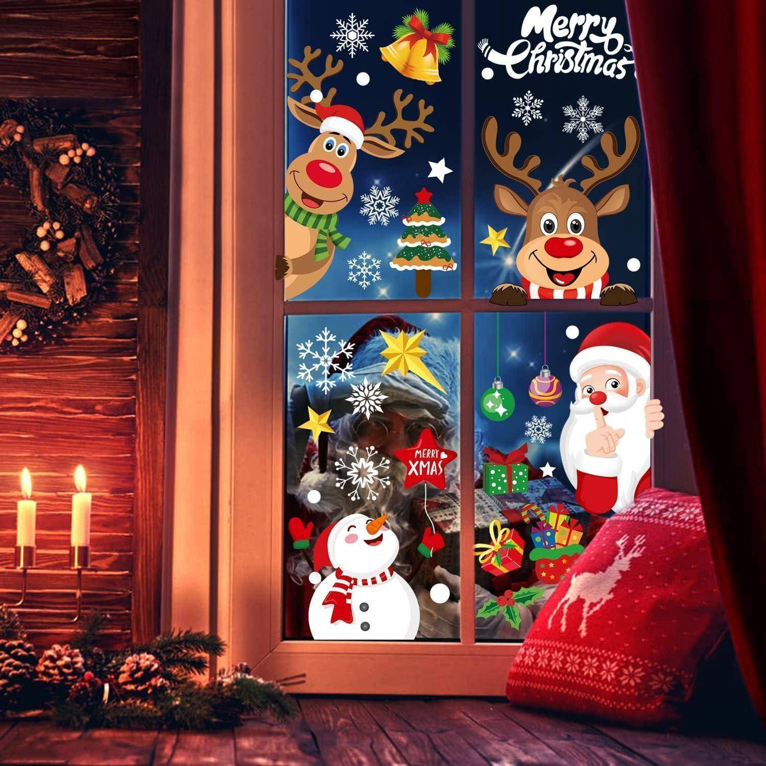 Festliche Weihnachtliche Fensterdekoration mit Weihnachtsmann, Rentieren, Schneeflocken und Geschenken. 'Frohe Weihnachten' Text oben rechts.