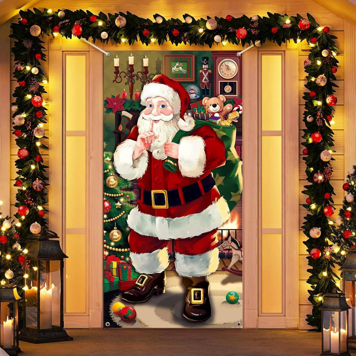 Der Weihnachtsmann steht fröhlich in einem festlich geschmückten Türrahmen, umgeben von Weihnachtsgirlanden und Laternen.