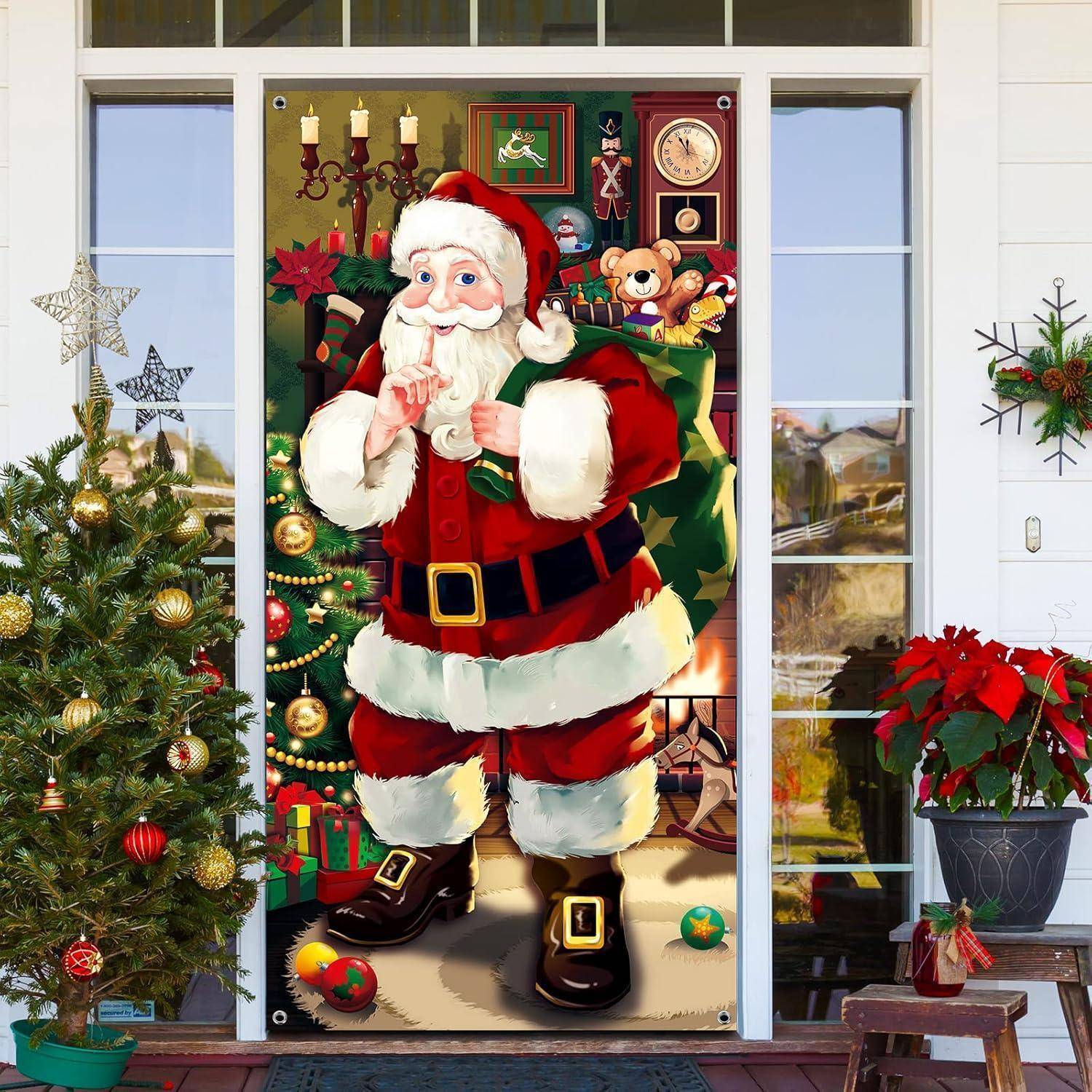 Eine Tür, die mit einem großen Bild des Weihnachtsmanns in einem festlich geschmückten Raum verziert ist, umgeben von einem Weihnachtsbaum, Geschenken und weihnachtlicher Dekoration.