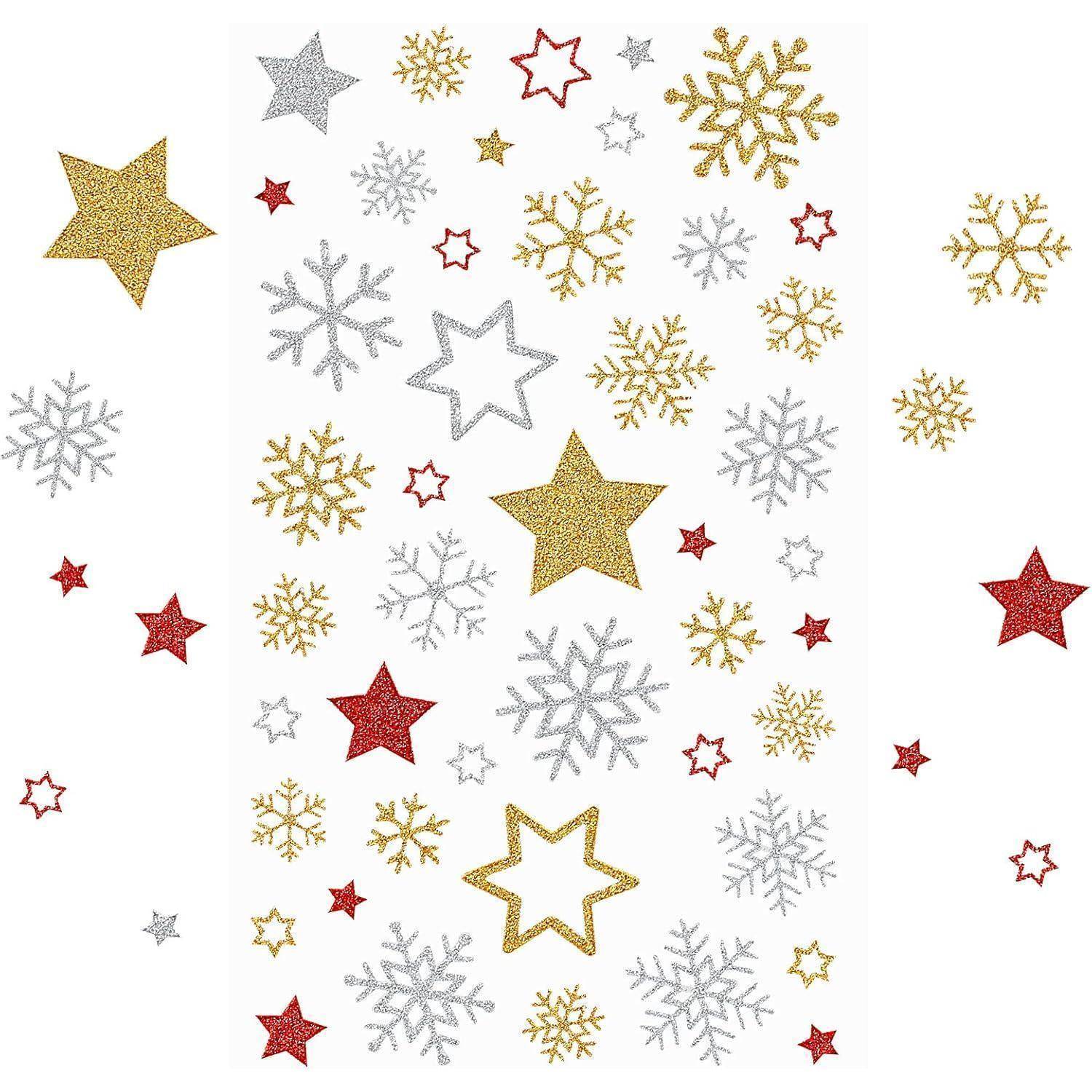 Gold- und rote Sterne mit silbernen und goldenen Schneeflocken, die zufällig auf einem weißen Hintergrund verstreut sind. Das Design ist festlich und dekorativ.