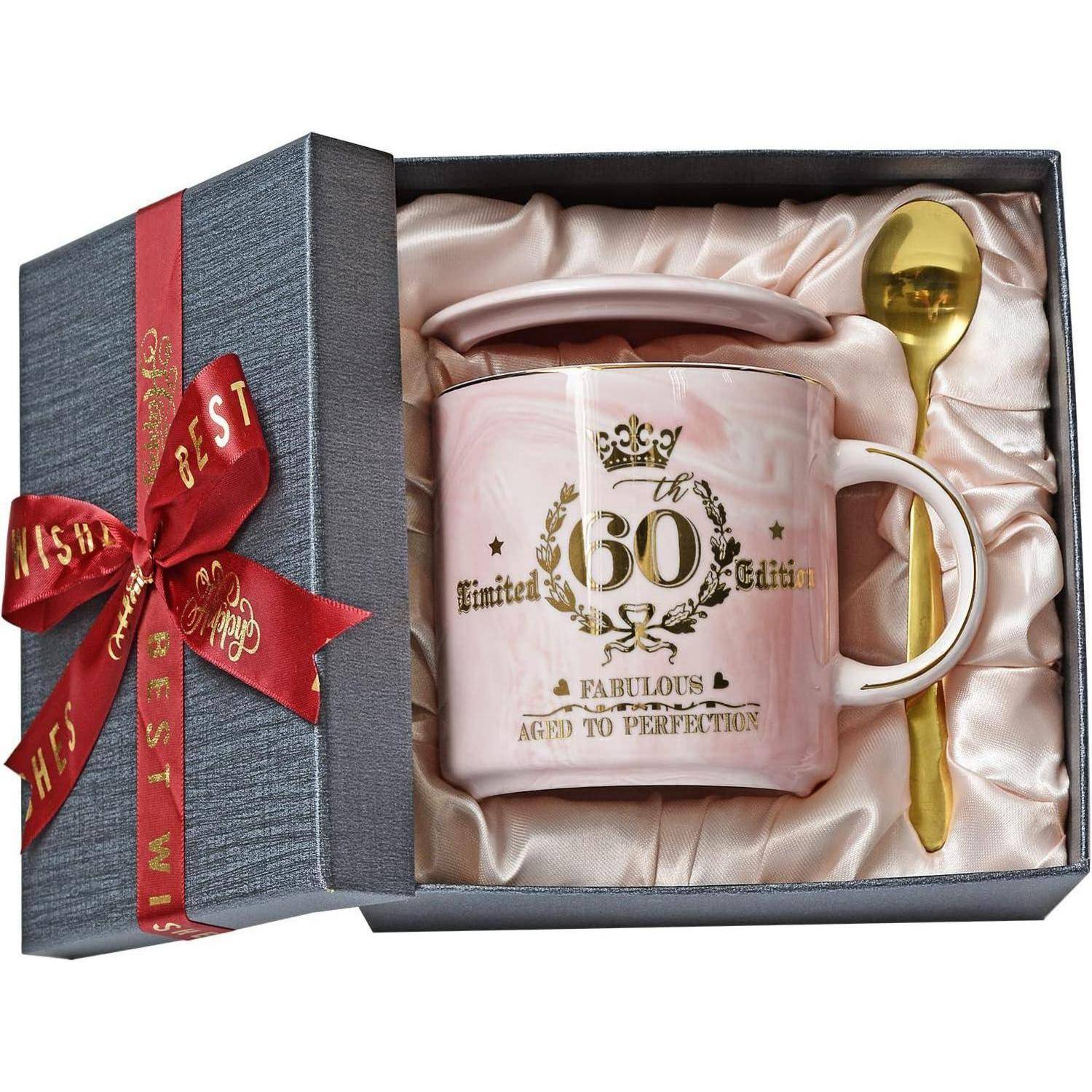 Keramik-Tassen-Set in einer Geschenkbox mit einem goldenen Löffel und Deckel. Die Tasse trägt die Aufschrift '50 Limited Edition' und 'Fabelhaft, zur Perfektion gereift'.