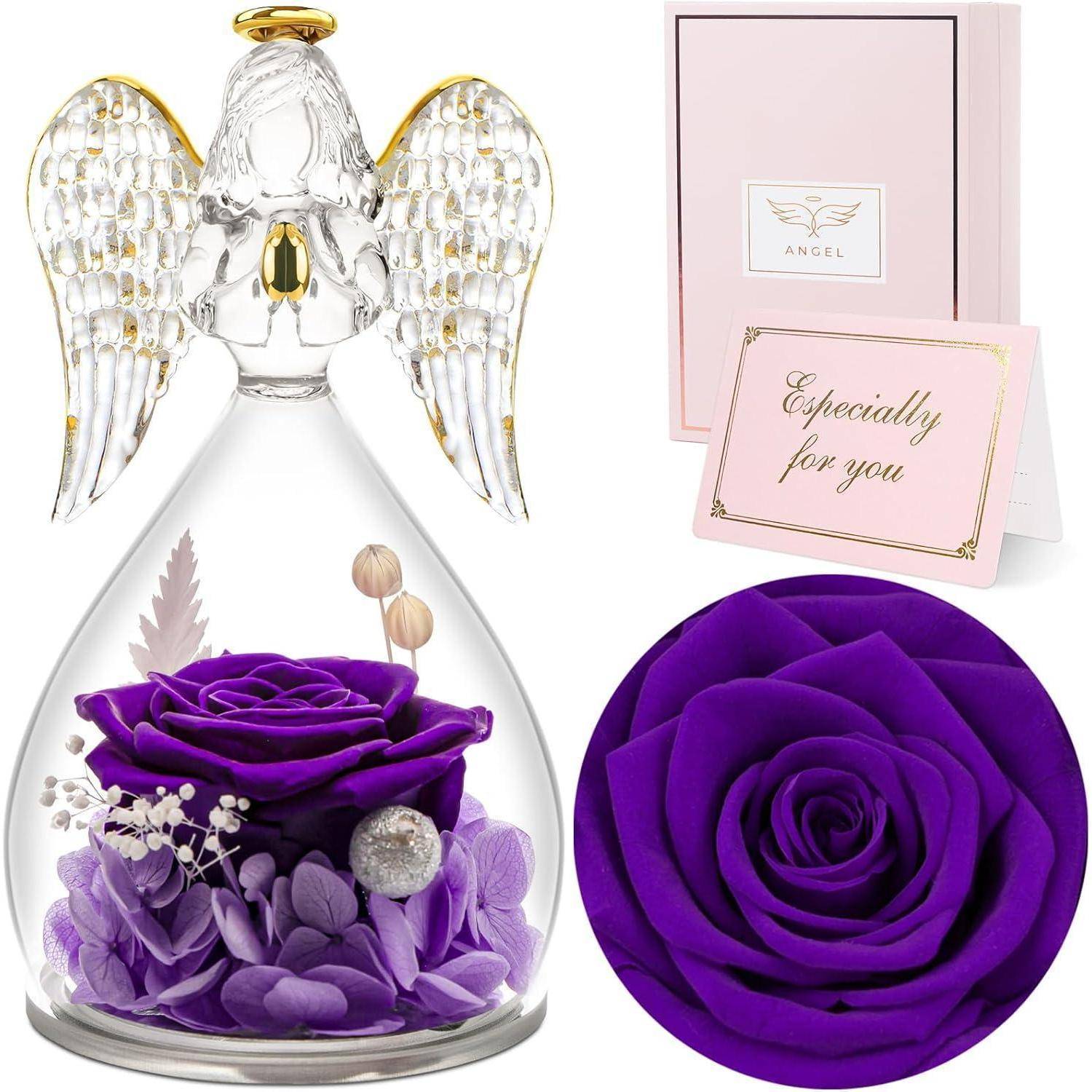 Eine Glasengel-Zierde hält eine lila Rose. Daneben liegt eine Karte mit der Aufschrift 
