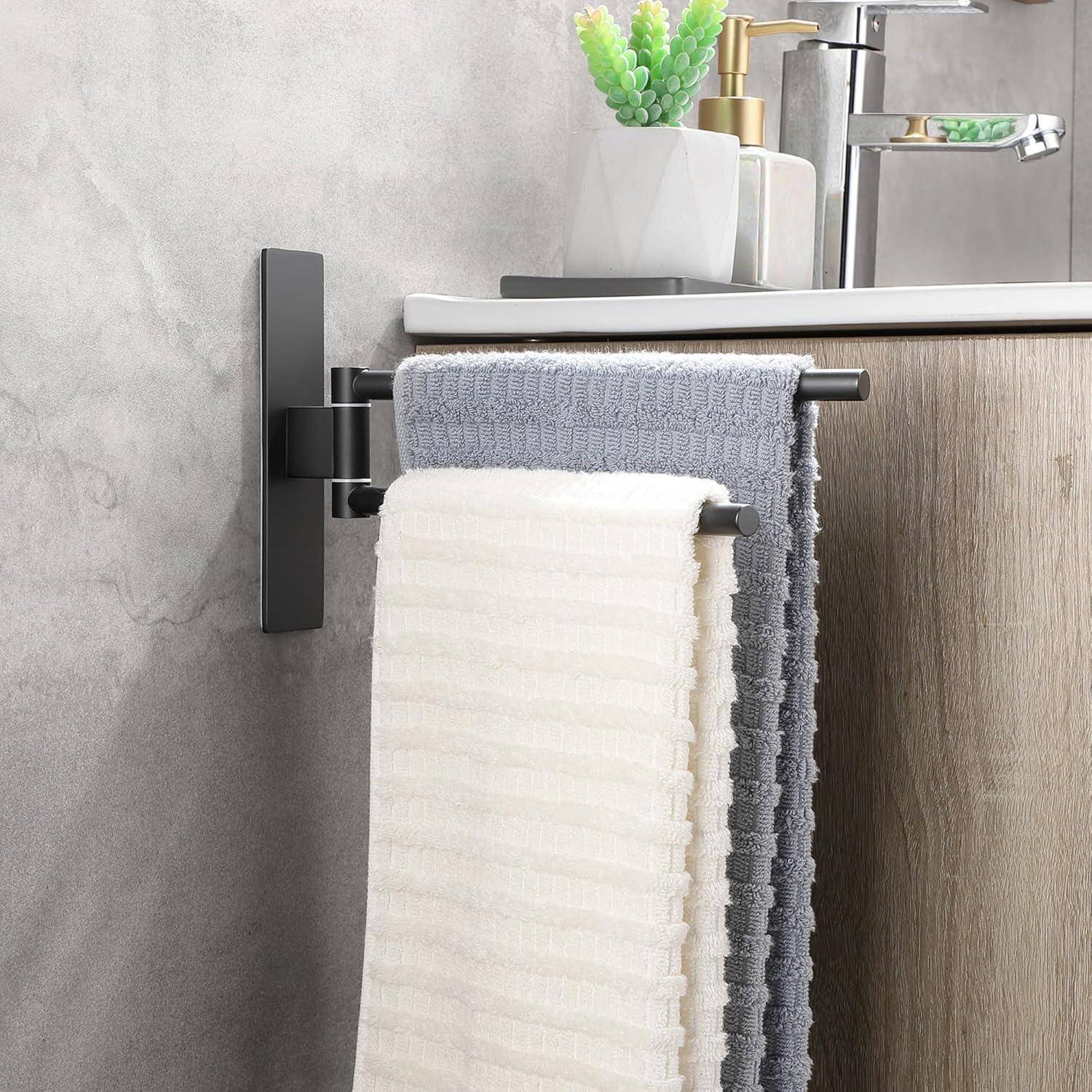 Ein modernes Badezimmer mit einem Waschtisch aus Holz, weißem Waschbecken und verchromtem Wasserhahn. Zwei ordentlich gefaltete Handtücher hängen an einem schwarzen Handtuchhalter.