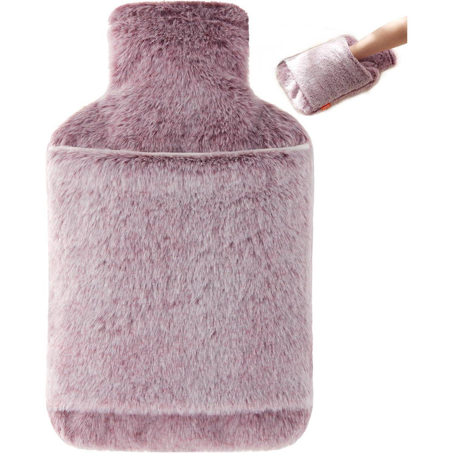 Eine lavendelfarben Wärmflasche mit Plüschbezug und einem passenden Handwärmer wird gezeigt, die darauf ausgelegt ist, Wärme zu speichern und Komfort zu bieten.