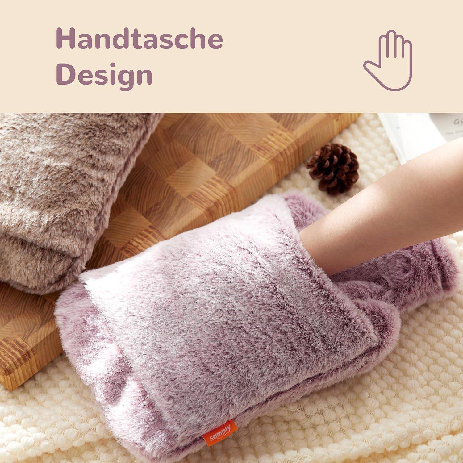 Eine Hand, die in einem plüschigen, lila Handwärmer auf einem Tisch platziert ist, begleitet von dem Text 
