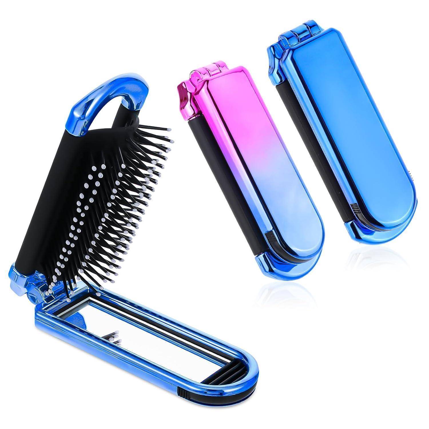 Ein kompakter Spiegel und eine Haarbürste in Blau und Rosa, geöffnet und geschlossen gezeigt. Das Design ist schlicht und tragbar und deutet auf Reisegebrauch hin.