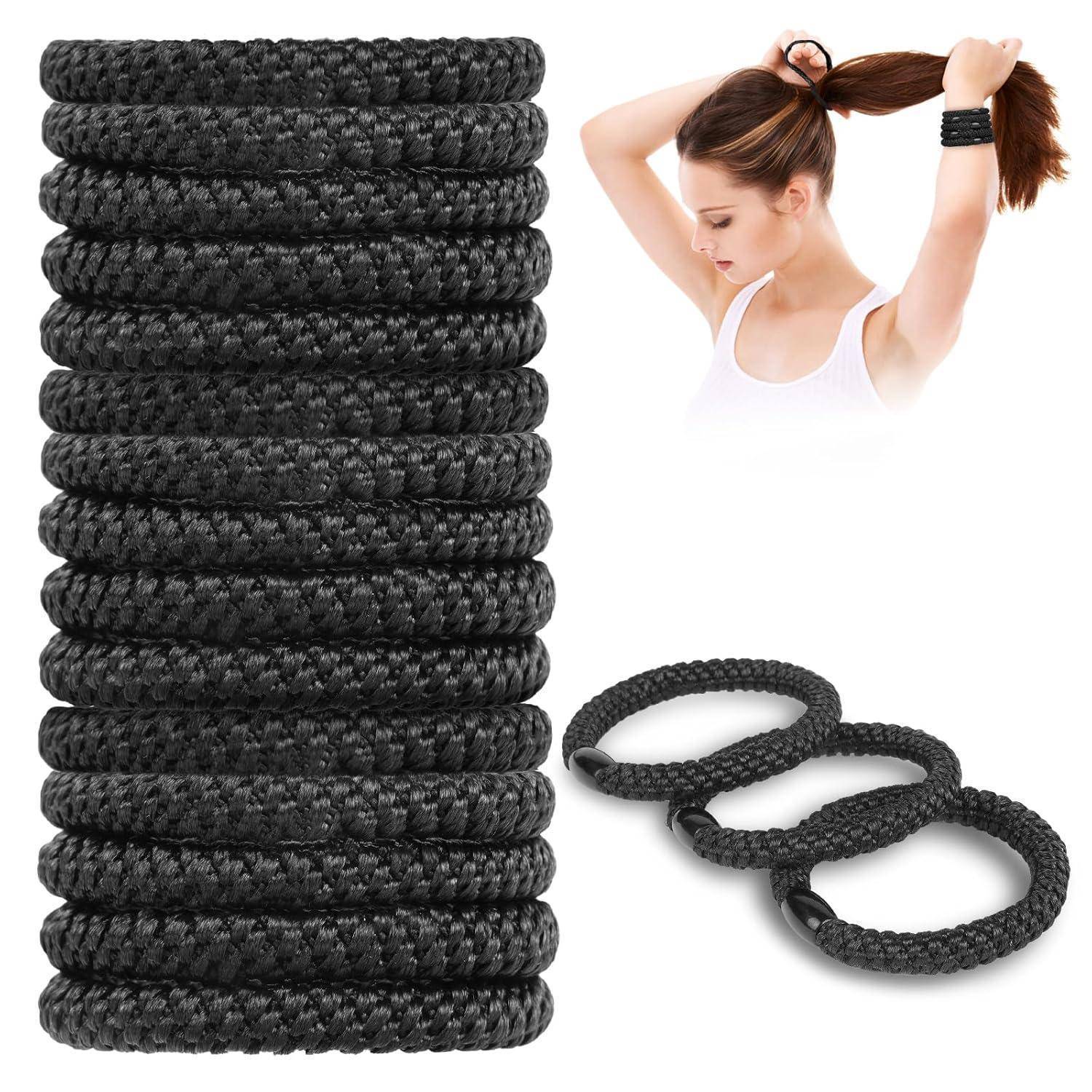 Ein Stapel schwarzer geflochtener Haarbänder ist zu sehen, daneben drei einzelne Haarbänder. Eingesetzte Aufnahme einer Person, die ein Haarband in ihren Haaren verwendet.