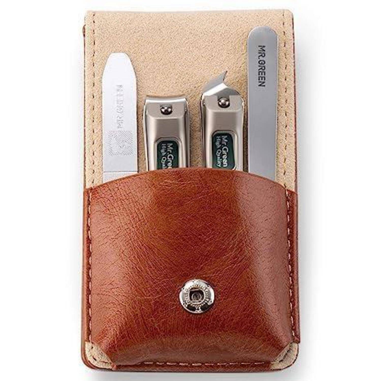 Ein Set von Nagelpflegewerkzeugen bestehend aus zwei Nagelschneidern, einer Nagelfeile und einem Nagelhautschieber, die ordentlich in einer braunen Ledertasche aufbewahrt werden.