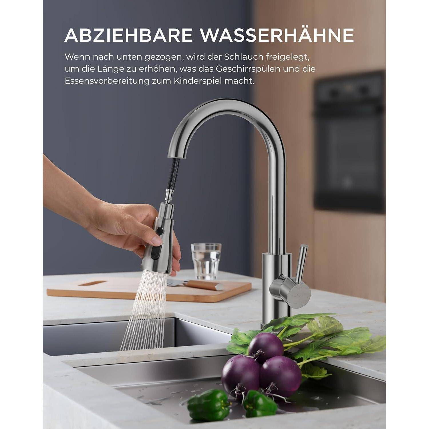 Eine Person zieht einen abnehmbaren Küchenhahn heraus und spritzt Wasser über Gemüse auf einer Arbeitsplatte. Text lautet: 'Abziehbare Wasserhähne.