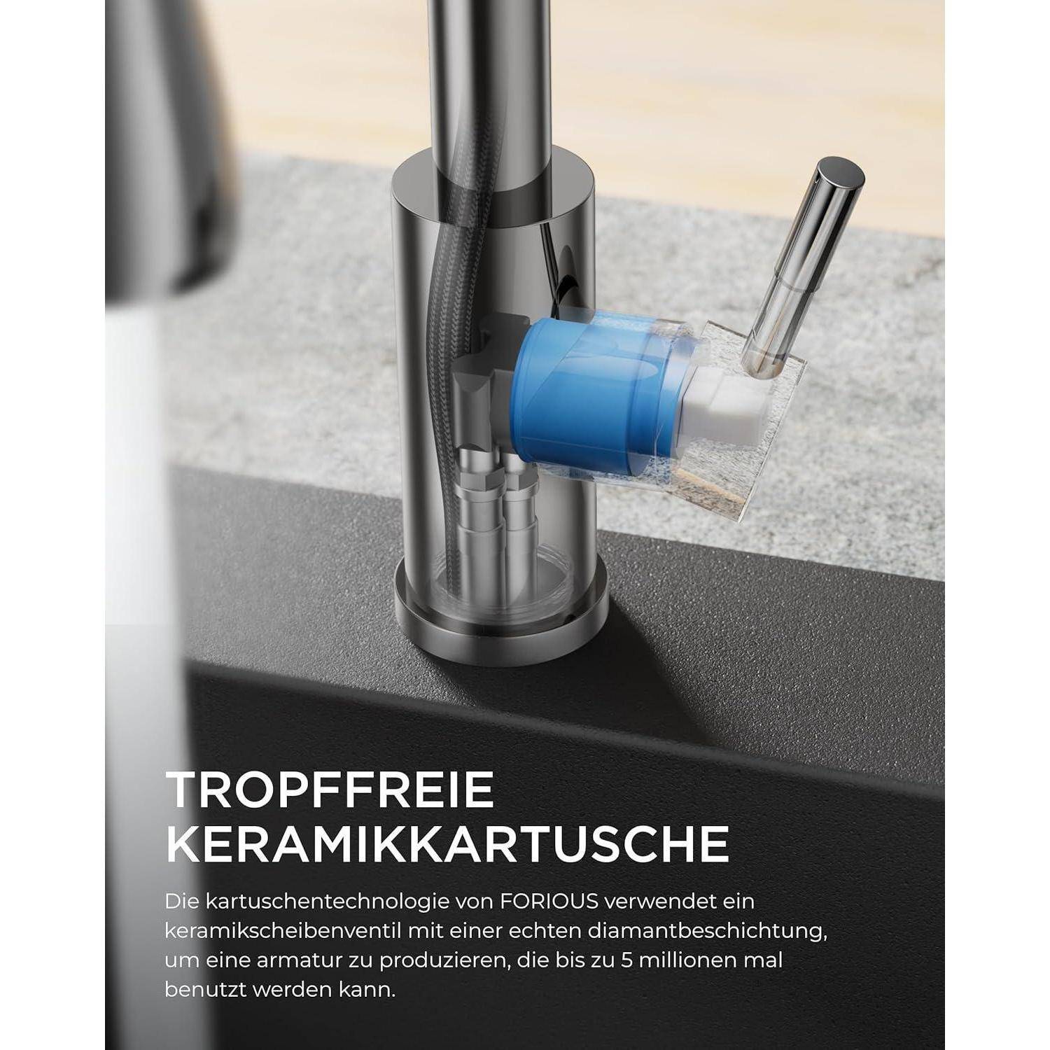 Ein Metallwasserhahn mit einer Keramikkartusche wird gezeigt. Text auf Deutsch unten lautet: 