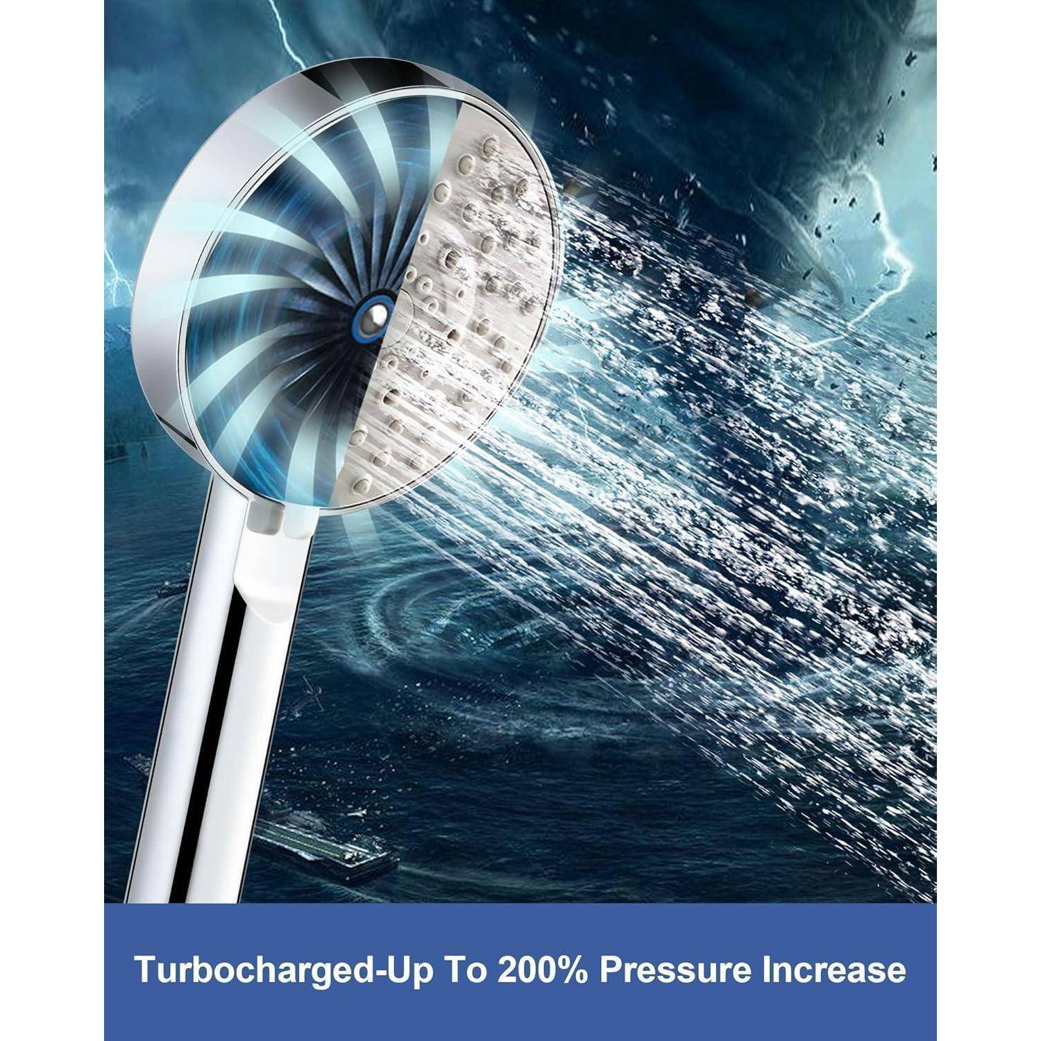 Eine Hochdruck-Duschbrause sprüht Wasser mit intensiver Kraft vor einer stürmischen Meerekulisse und zeigt den Text: ‚Turbocharged - Bis zu 200% Drucksteigerung'.